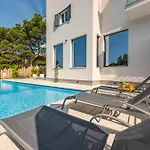Spacious Seafront With Pool, Tennis, Gym & Bbq L