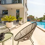 Vila Spacious Seafront With Pool, Tennis, Gym & Bbq L