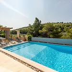Spacious Seafront With Pool, Tennis, Gym & Bbq L *