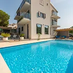 Spacious Seafront With Pool, Tennis, Gym & Bbq L Villa