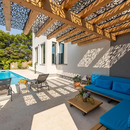 Spacious Seafront With Pool, Tennis, Gym & Bbq L *