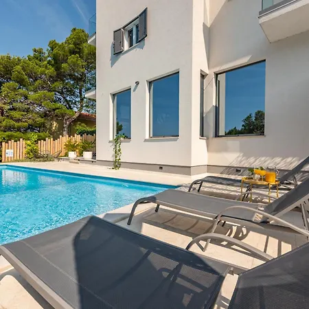 Spacious Seafront With Pool, Tennis, Gym & Bbq L