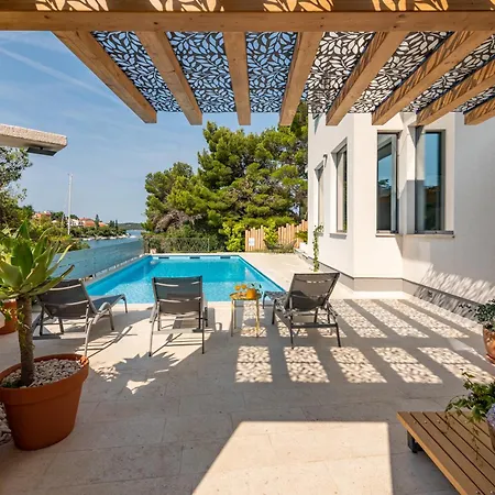 Spacious Seafront Villa With Pool, Tennis, Gym & Bbq L Zaboric Villa *