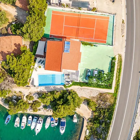 Villa Spacious Seafront Villa With Pool, Tennis, Gym & Bbq L Zaboric Zaboric