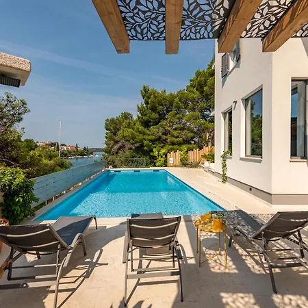 Spacious Seafront With Pool, Tennis, Gym & Bbq L Vila *