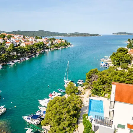 Spacious Seafront Villa With Pool, Tennis, Gym & Bbq L Zaboric *