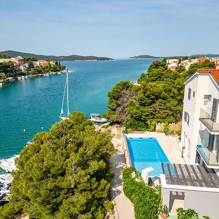 Spacious Seafront With Pool, Tennis, Gym & Bbq L