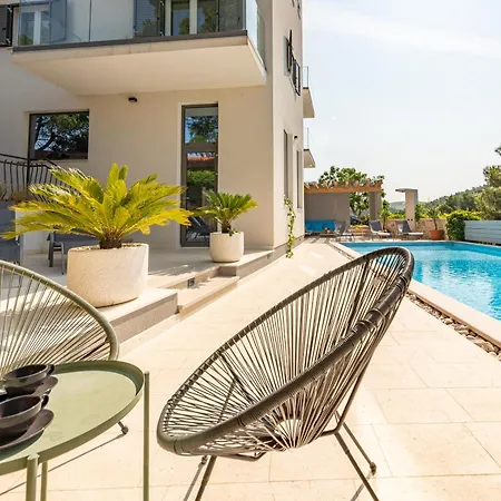 Villa Spacious Seafront With Pool, Tennis, Gym & Bbq L