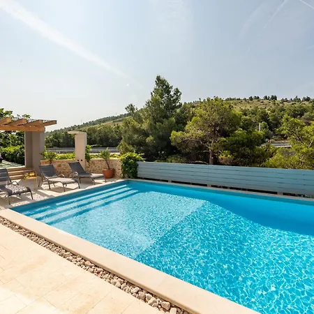 Spacious Seafront Villa With Pool, Tennis, Gym & Bbq L Zaboric *