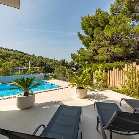 Villa Spacious Seafront Villa With Pool, Tennis, Gym & Bbq L Zaboric *