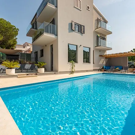 Spacious Seafront Villa With Pool, Tennis, Gym & Bbq L Zaboric Villa