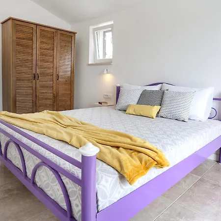 Spacious Seafront Villa With Pool, Tennis, Gym & Bbq L Zaboric *