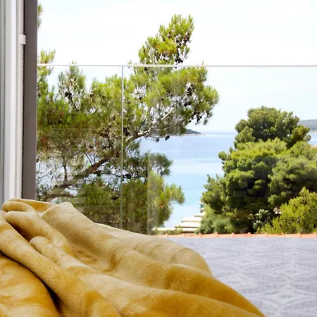 Spacious Seafront Villa With Pool, Tennis, Gym & Bbq L Zaboric * Zaboric