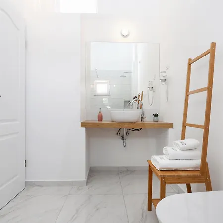 Spacious Seafront With Pool, Tennis, Gym & Bbq L Vila Zaboric