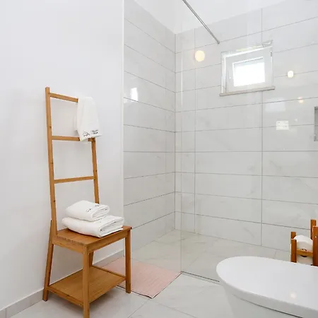 Spacious Seafront Villa With Pool, Tennis, Gym & Bbq L Zaboric * Zaboric