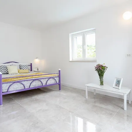 Spacious Seafront Villa With Pool, Tennis, Gym & Bbq L Zaboric *