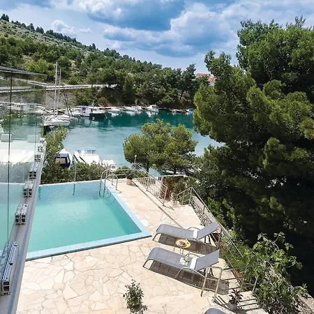 Spacious Seafront Villa With Pool, Tennis, Gym & Bbq L Zaboric