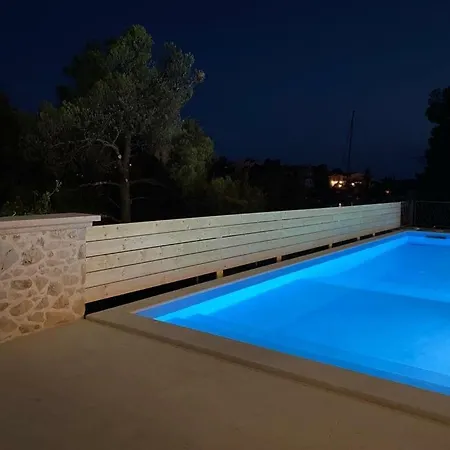 Spacious Seafront Villa With Pool, Tennis, Gym & Bbq L Zaboric *