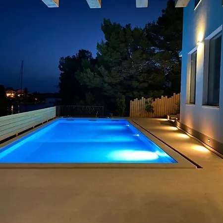 Spacious Seafront Villa With Pool, Tennis, Gym & Bbq L Zaboric *