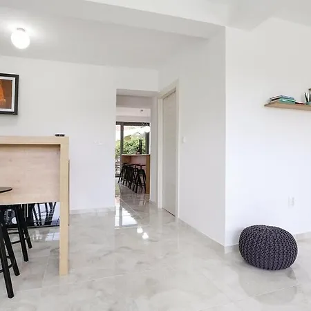 Spacious Seafront Villa With Pool, Tennis, Gym & Bbq L Zaboric *