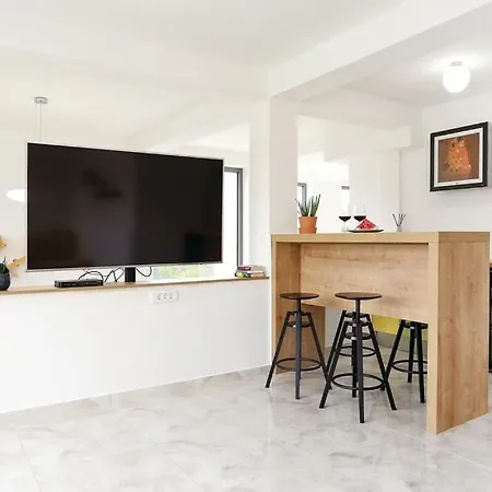 Spacious Seafront Villa With Pool, Tennis, Gym & Bbq L Zaboric