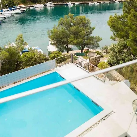 Villa Spacious Seafront Villa With Pool, Tennis, Gym & Bbq L Zaboric Zaboric