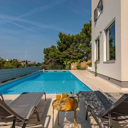 Villa Spacious Seafront Villa With Pool, Tennis, Gym & Bbq L Zaboric Zaboric