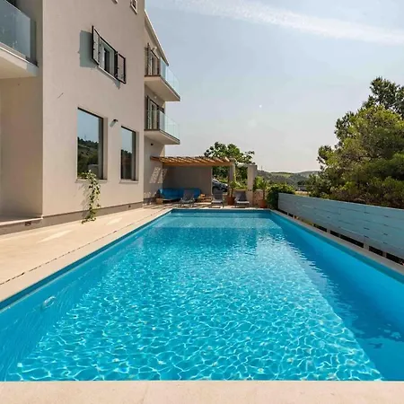 Spacious Seafront Villa With Pool, Tennis, Gym & Bbq L Zaboric * Zaboric