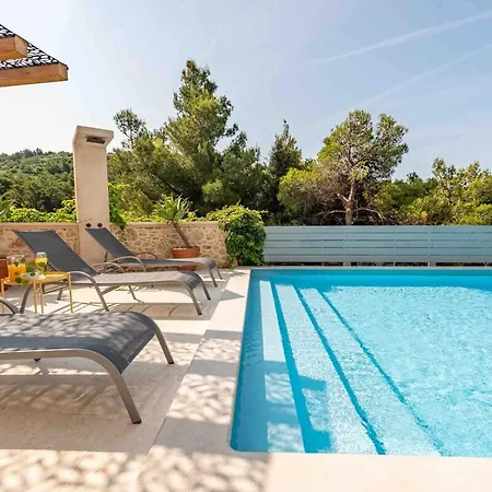 Spacious Seafront Villa With Pool, Tennis, Gym & Bbq L Zaboric Villa Zaboric