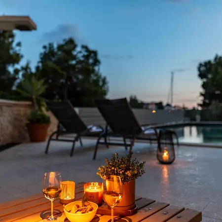 Vila Spacious Seafront With Pool, Tennis, Gym & Bbq L *