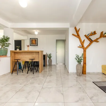 Vila Spacious Seafront With Pool, Tennis, Gym & Bbq L