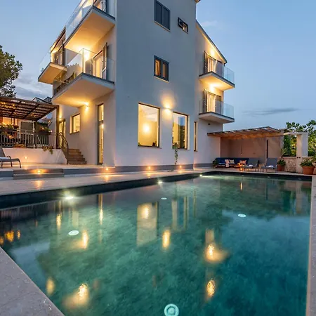 Spacious Seafront With Pool, Tennis, Gym & Bbq L Vila *