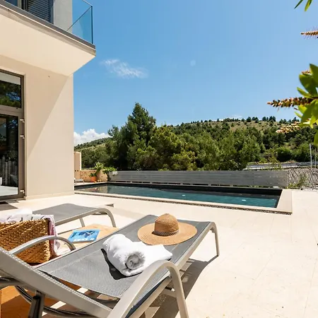 Spacious Seafront With Pool, Tennis, Gym & Bbq L Vila
