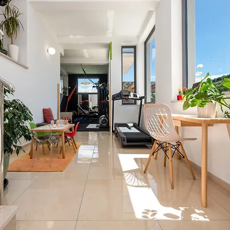 Spacious Seafront With Pool, Tennis, Gym & Bbq L *