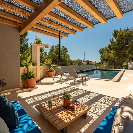 Vila Spacious Seafront With Pool, Tennis, Gym & Bbq L