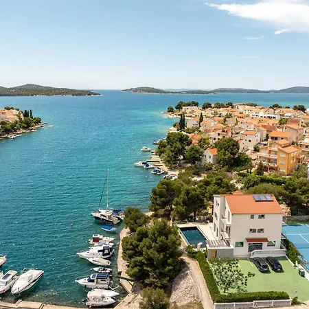 Spacious Seafront With Pool, Tennis, Gym & Bbq L Vila Zaboric