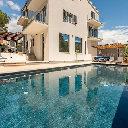 Spacious Seafront With Pool, Tennis, Gym & Bbq L Zaboric