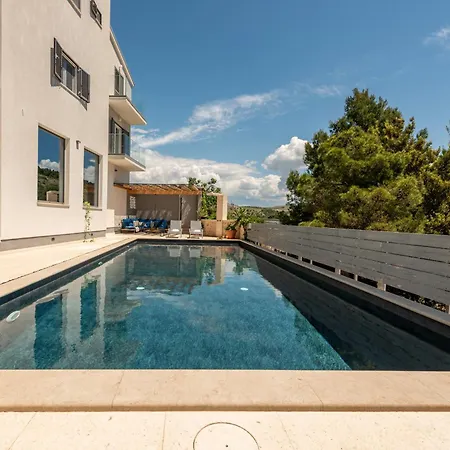 Spacious Seafront With Pool, Tennis, Gym & Bbq L