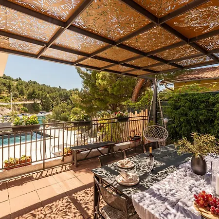 Spacious Seafront With Pool, Tennis, Gym & Bbq L Vila