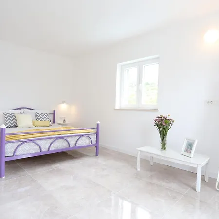 Spacious Seafront With Pool, Tennis, Gym & Bbq L