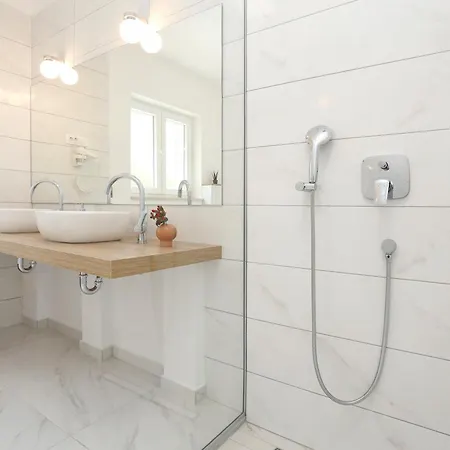 Spacious Seafront With Pool, Tennis, Gym & Bbq L Vila