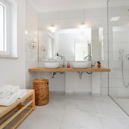 Spacious Seafront With Pool, Tennis, Gym & Bbq L * Zaboric