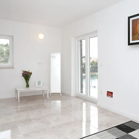 Vila Spacious Seafront With Pool, Tennis, Gym & Bbq L