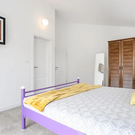 Spacious Seafront With Pool, Tennis, Gym & Bbq L * Zaboric