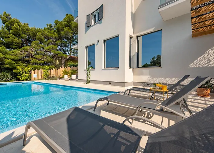 Spacious Seafront With Pool, Tennis, Gym & Bbq L