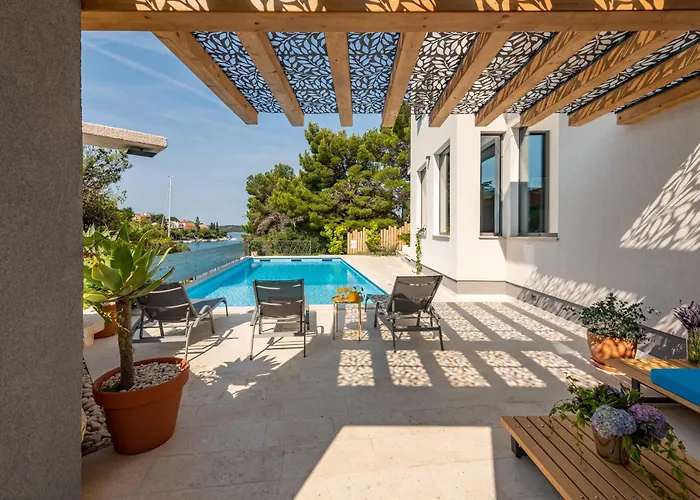 Spacious Seafront With Pool, Tennis, Gym & Bbq L فيلة *