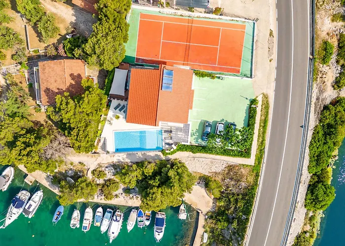 Villa Spacious Seafront With Pool, Tennis, Gym & Bbq L Zaboric