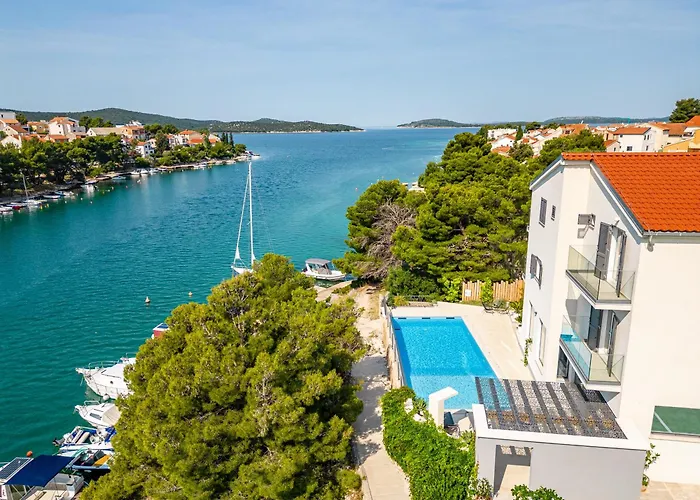 Spacious Seafront With Pool, Tennis, Gym & Bbq L