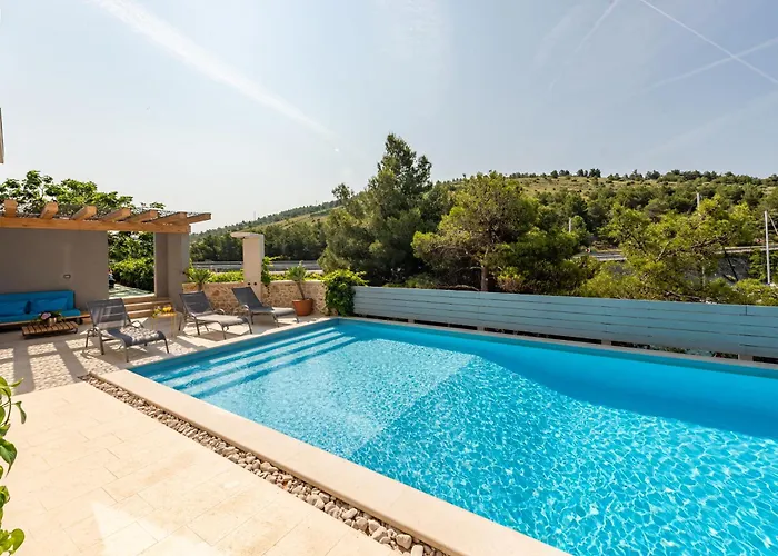 Spacious Seafront With Pool, Tennis, Gym & Bbq L *