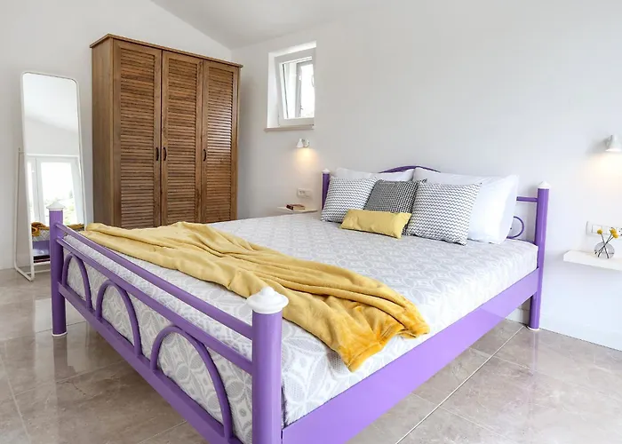 Spacious Seafront With Pool, Tennis, Gym & Bbq L *